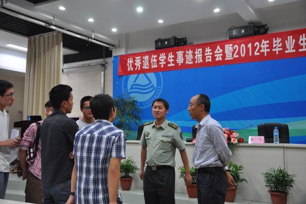 回答现场提问