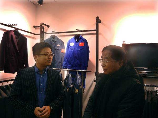 张小建会长了解由麦梯设计的蛟龙号深潜员制服情况