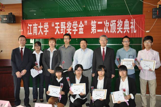 校长陈坚与野村先生为获奖学生颁奖
