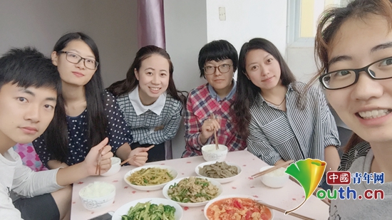 图为江南大学第四届研支团成员在宿舍动手做可口的饭菜。 张庭瑜 供图