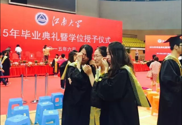 学位授予仪式上毕业生不舍离别