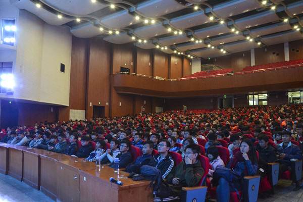同学们认真聆听讲座