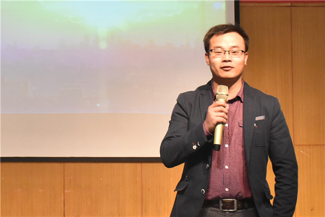 无锡新东方进修学校代表蒲朋伟老师在闭幕仪式上发言