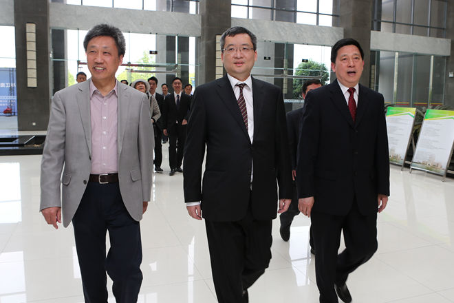 市校领导陪同荣氏亲属参观图文展