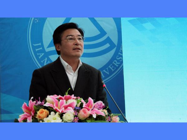 校党委副书记、副校长符惠明宣布江南大学第十二届“创新江南”大学生科技文化节开幕并致辞