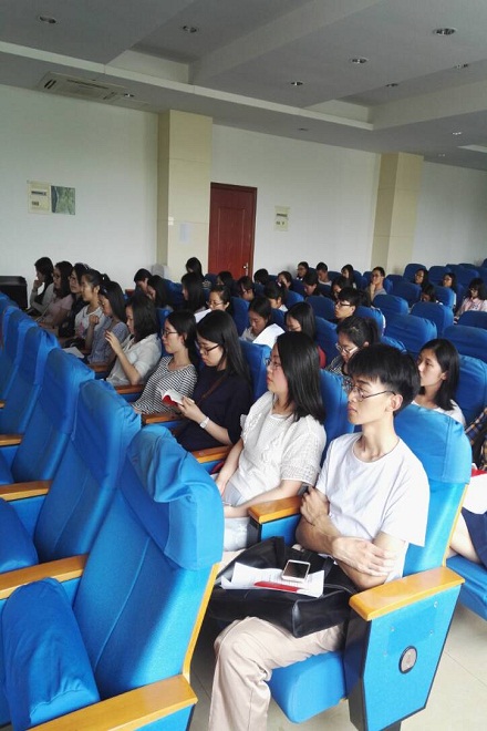 同学们在认真学习