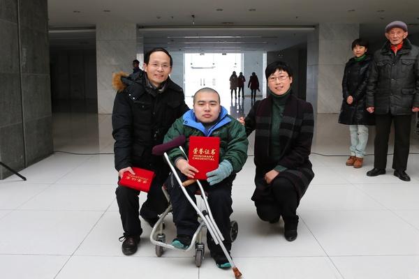 一等奖获得者：物联网学院研究生张立冬、图书馆胡奕老师 