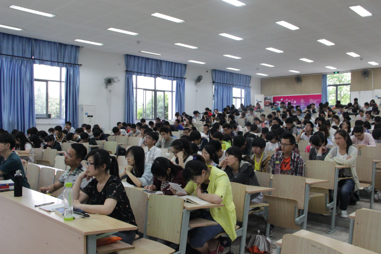 同学们认真听课