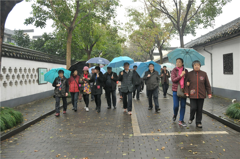 组织员们参观滕头村