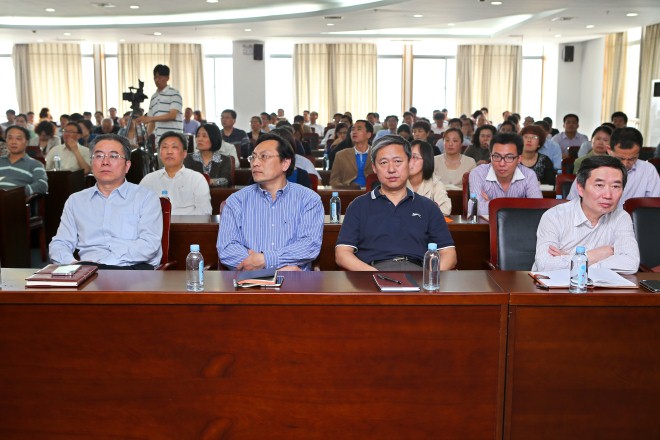 与会人员认真听取报告
