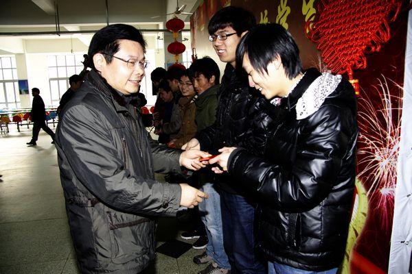 市校领导共同为留校同学发放节日慰问金