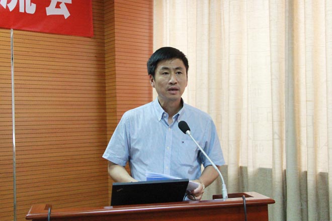 校党委常委、组织部长戴月波主持交流会