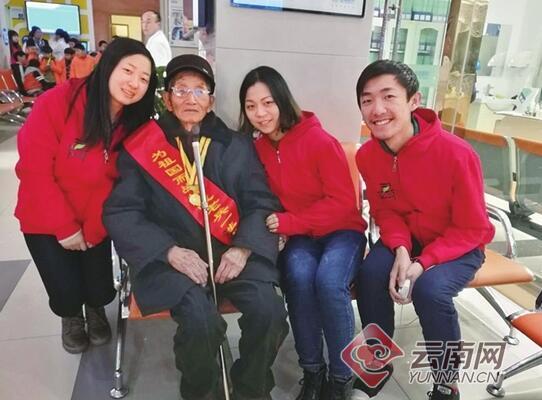云南“关怀老兵”计划项目办志愿者向老兵送温暖