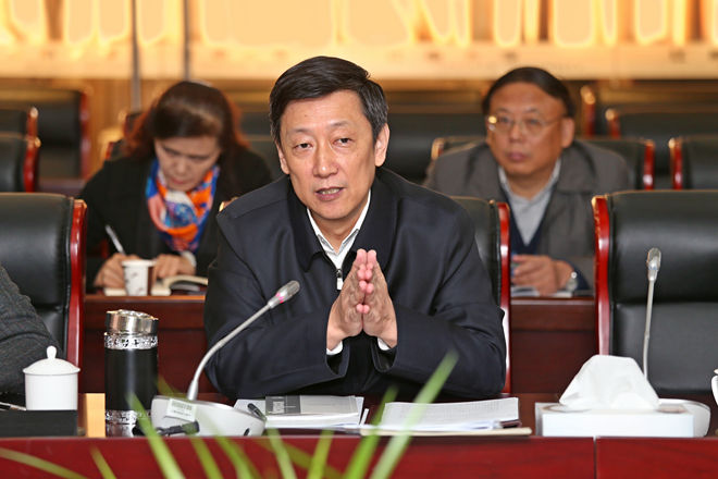 校党委书记朱拓主持学习会