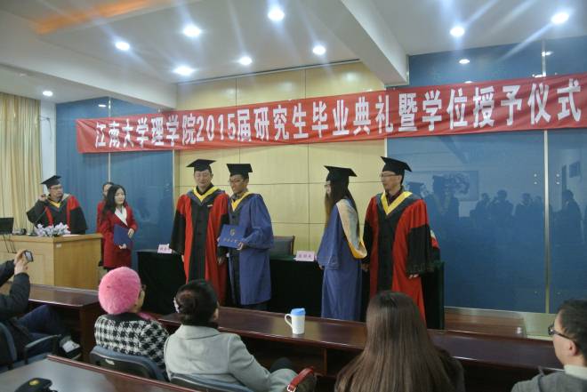 研究生院及学院领导为毕业的同学们拨流苏并发证书