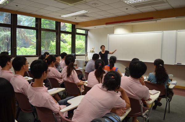 我校校友、香港理工大学副教授李蓝博士与营员交流