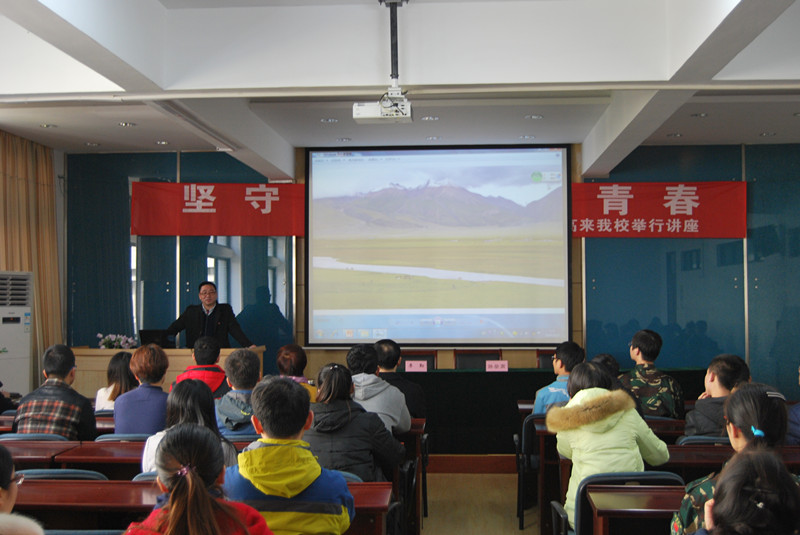学生仔细聆听