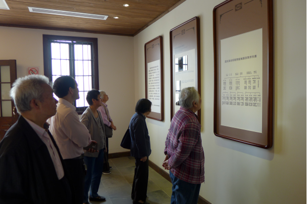 在展室参观新四军六师的图片、资料