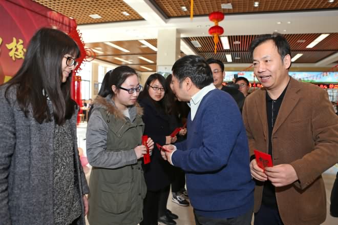 为留校学生送上新年红包