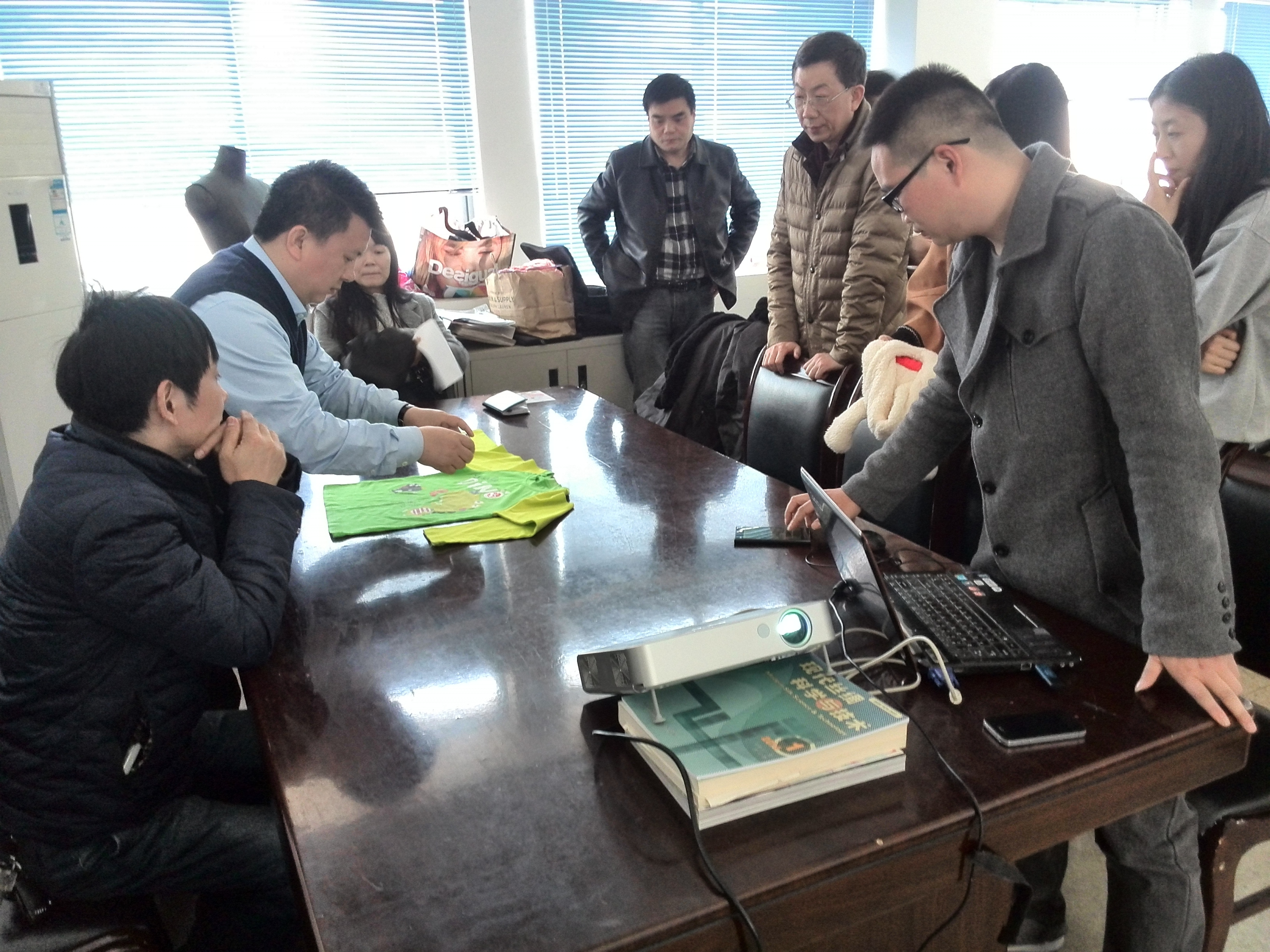 昆山企业家在纺织服装学院沈雷教授工作室探讨交流