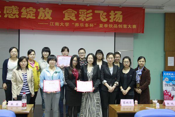 获奖学生与公司代表和评审老师合影