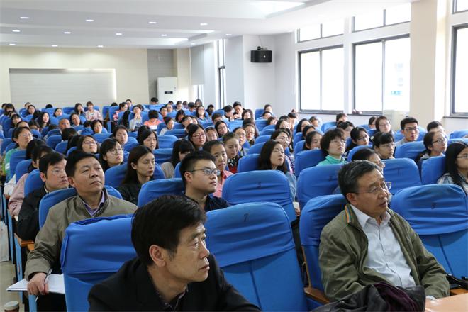 师生聆听讲座现场
