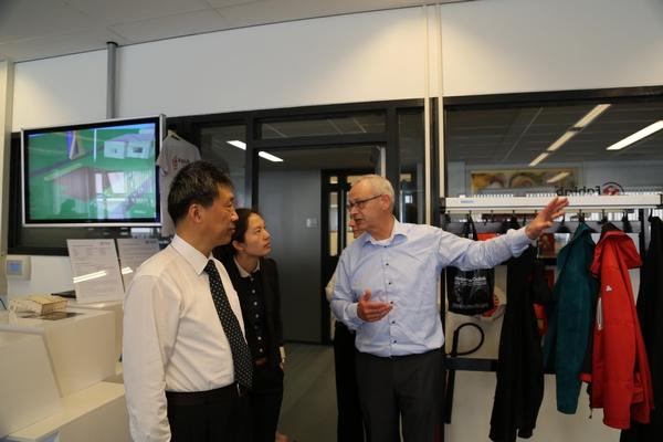 与荷兰萨克逊大学设计与技术中心G.J. Brinks教授交流