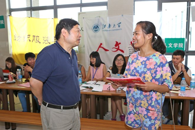 校长陈坚与新生亲切交谈
