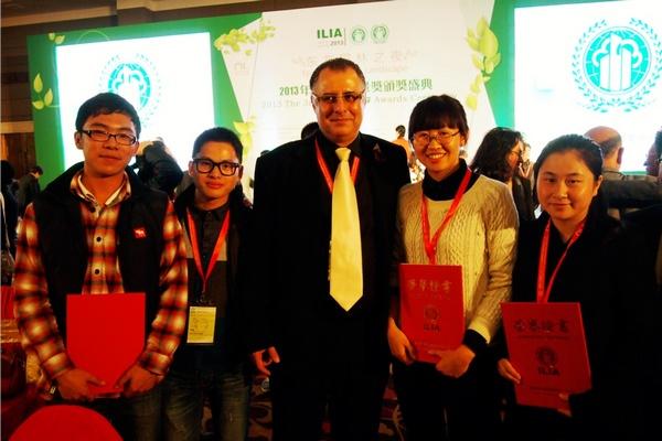 我校设计学院获奖学生代表与ILIA副主席Alex Camprubi合影