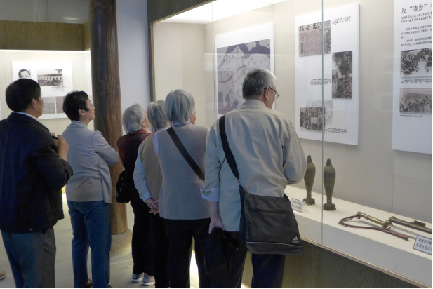 在展室参观新四军六师的实物、图片