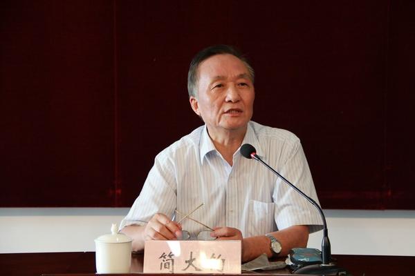 原校党委书记简大钧作题为“管理干部增素质、强能力的思考”的专题报告