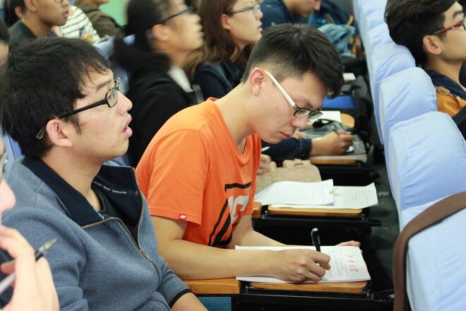 同学们认真听讲仔细做笔记