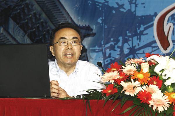 洪平凡校友解读世界经济形势与中国发展的机遇和挑战