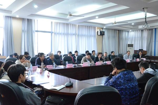教师代表认真听取学生意见