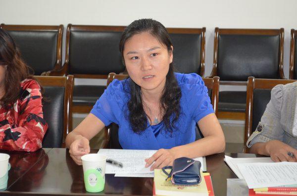 宣传部党支部书记、宣传部副部长王芳做交流发言