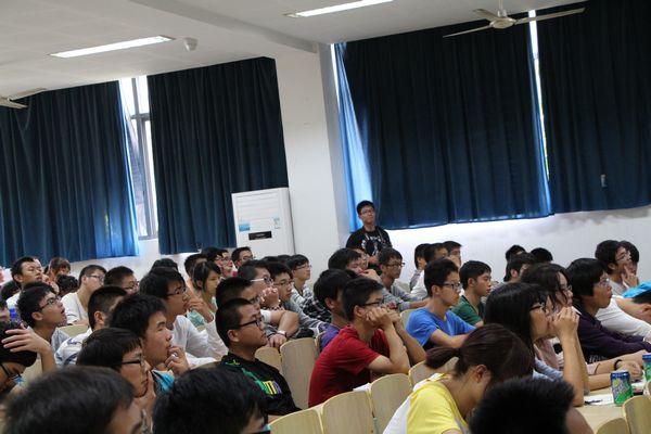 君远学子聆听报告