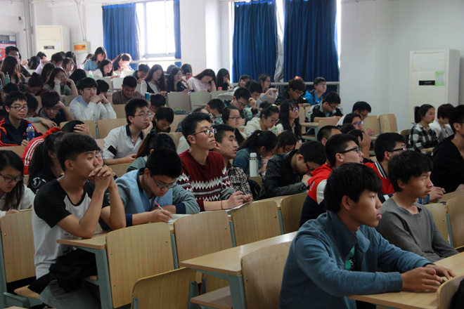 2014级学生认真聆听讲座