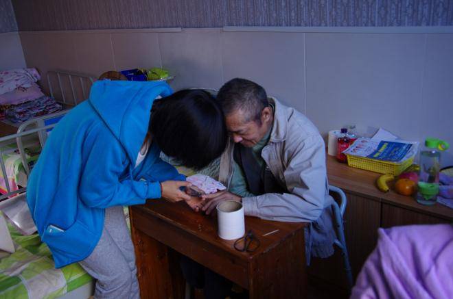 一志愿者为老人剪指甲