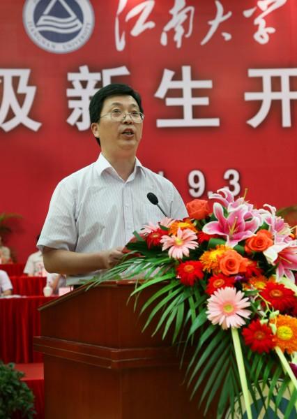 新生家长代表杨益民先生发言