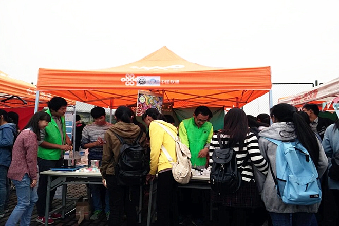 化工学院展区前围满了学生