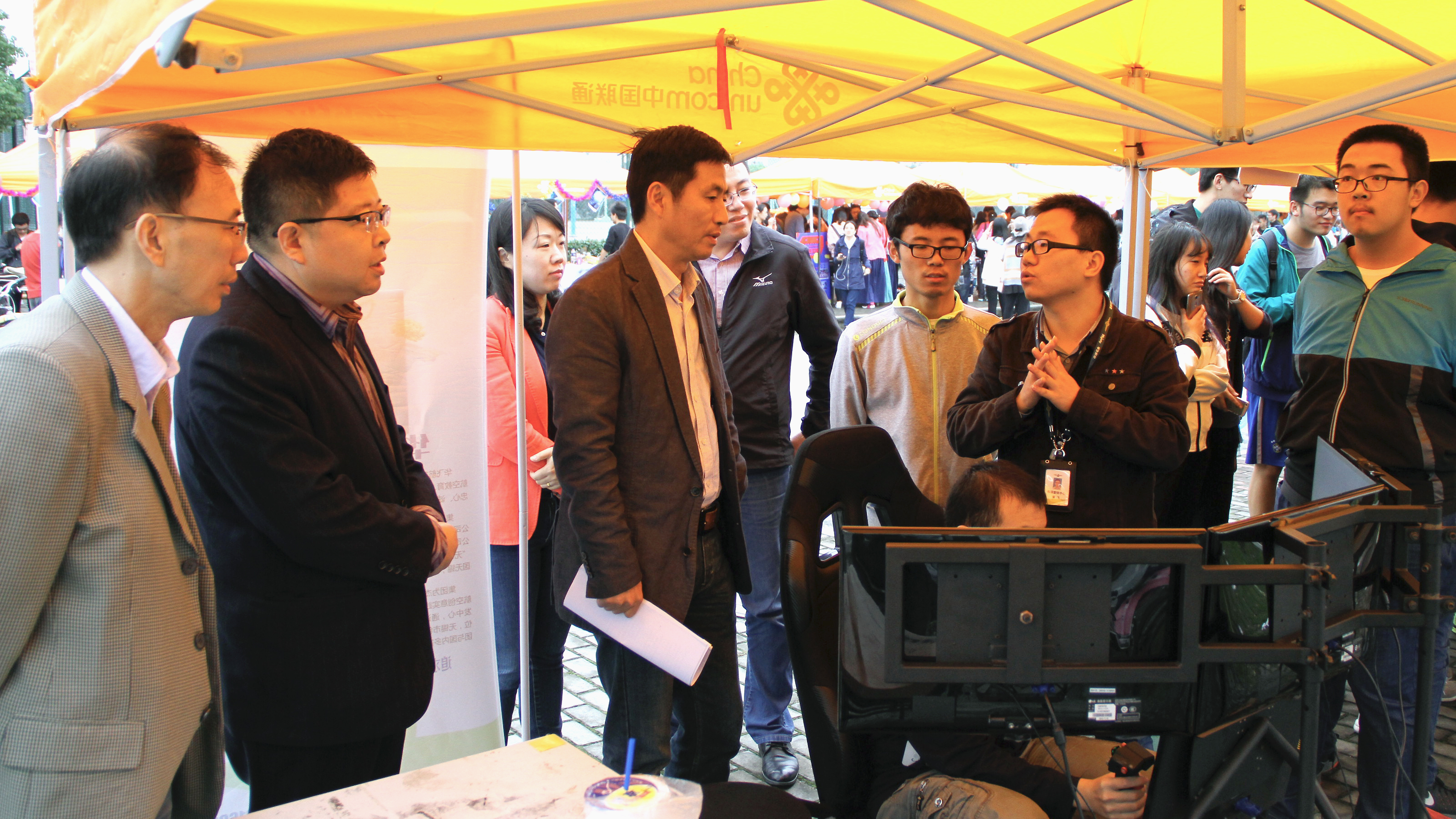 与会领导参观外场展示活动