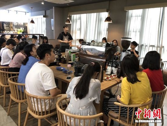 图为“咖啡课堂”的实践教学现场。 孙权 摄
