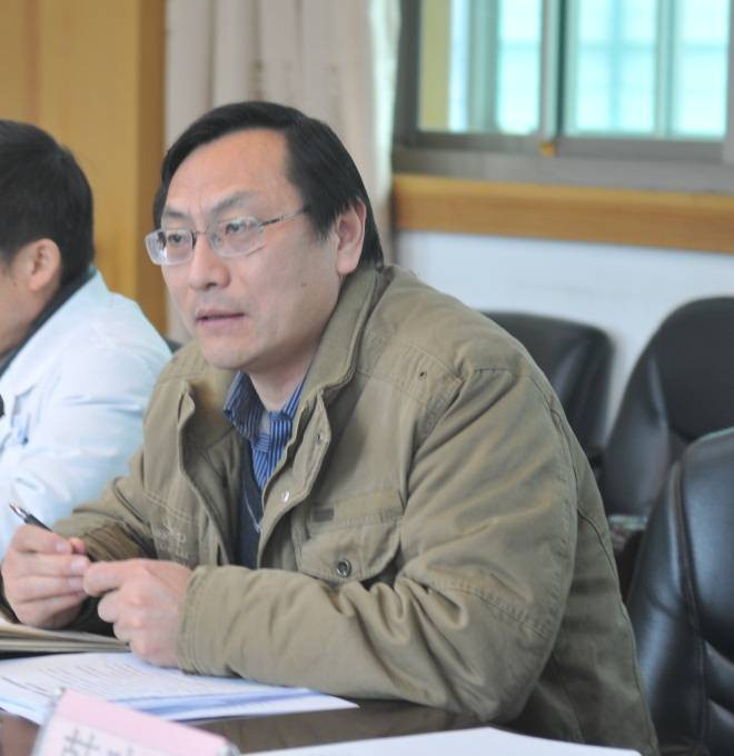 校长助理、医学院党委书记吴正国汇报