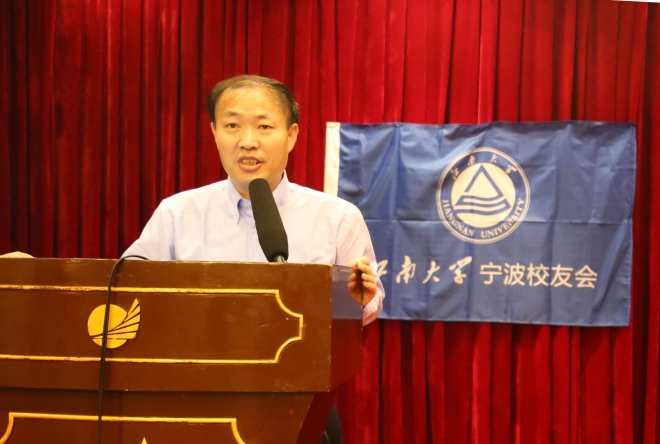 顾正彪副校长介绍学校最新发展情况