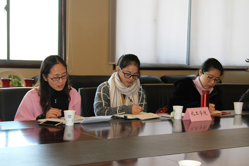 化学与材料工程学院党委副书记周雪晖发言