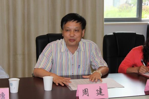 后勤集团总经理周建与勤工助学学生作交流