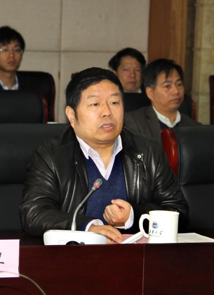 校长陈坚介绍学校发展情况