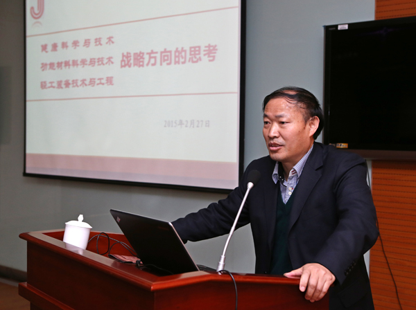 顾正彪副校长作报告