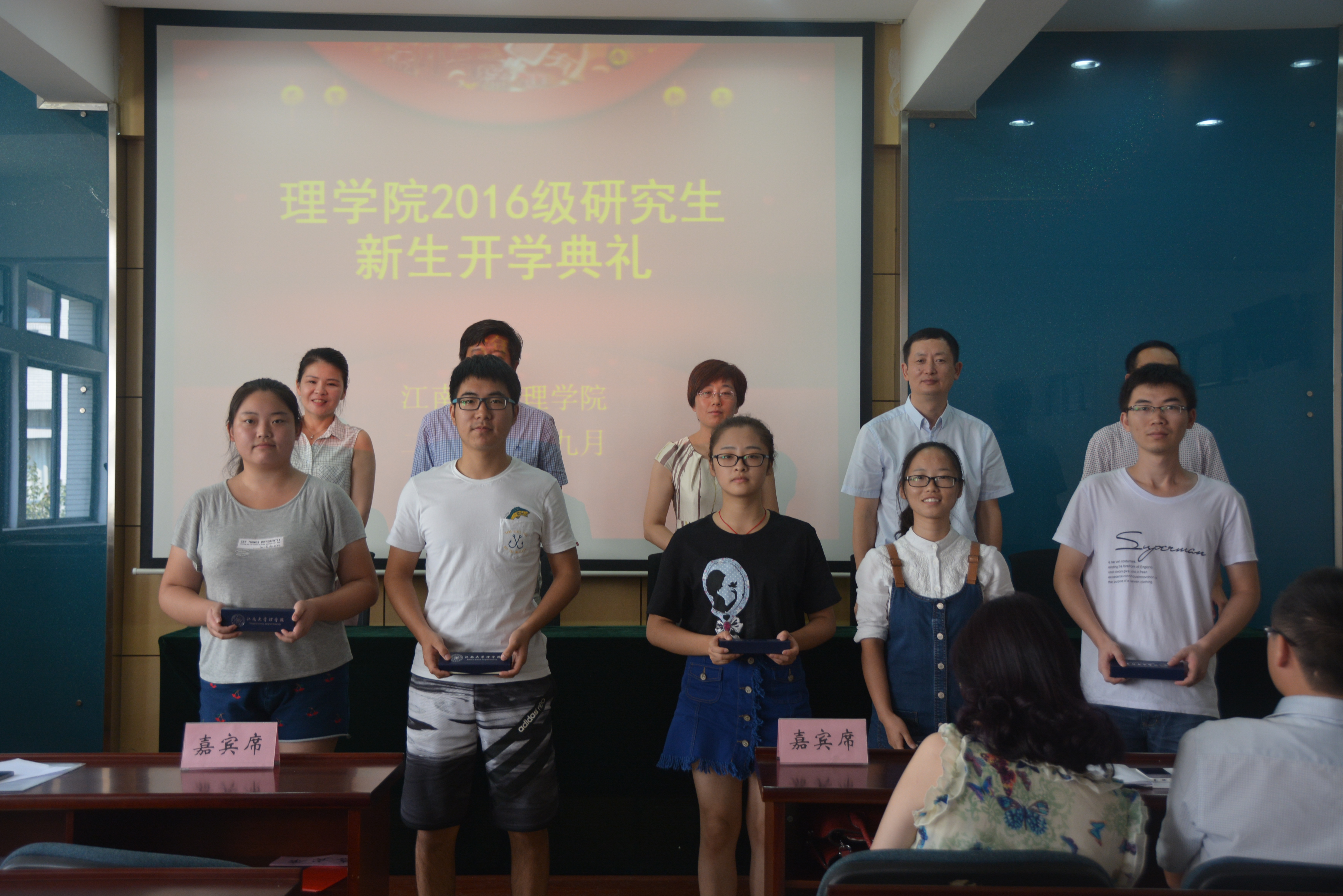学院领导向研究生新生代表赠予书签