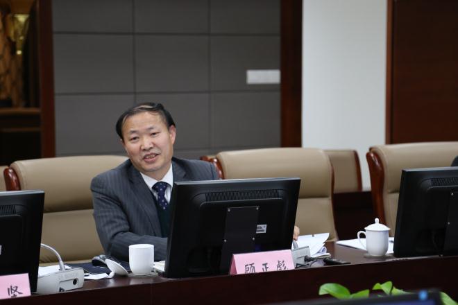 新当选的顾正彪理事长主持会议